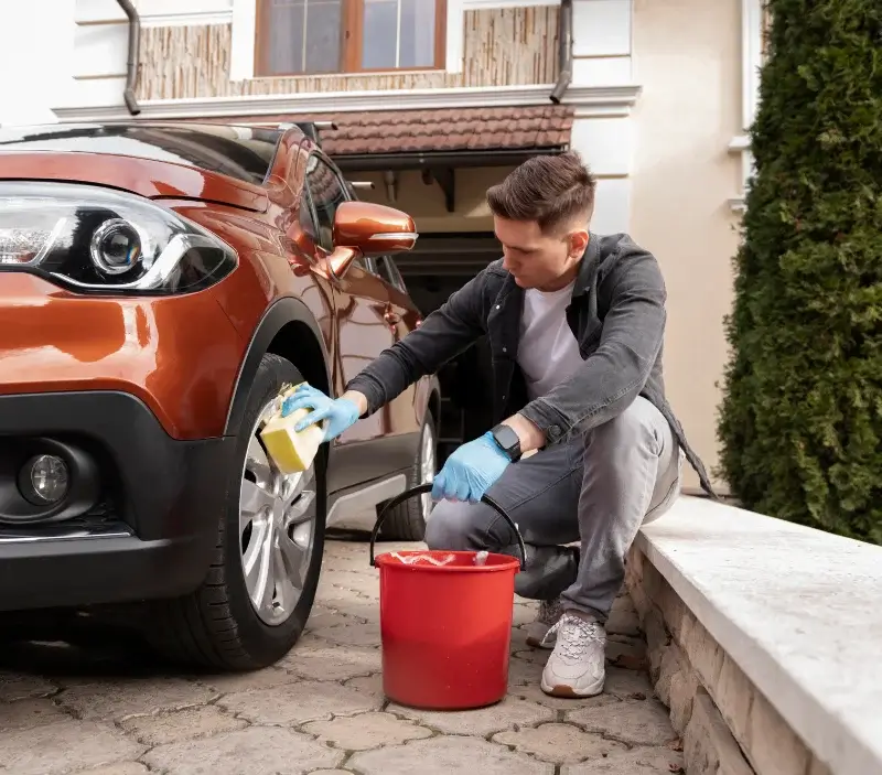 Lavage auto à domicile Divajeu : professionnel intervenant sur un véhicule